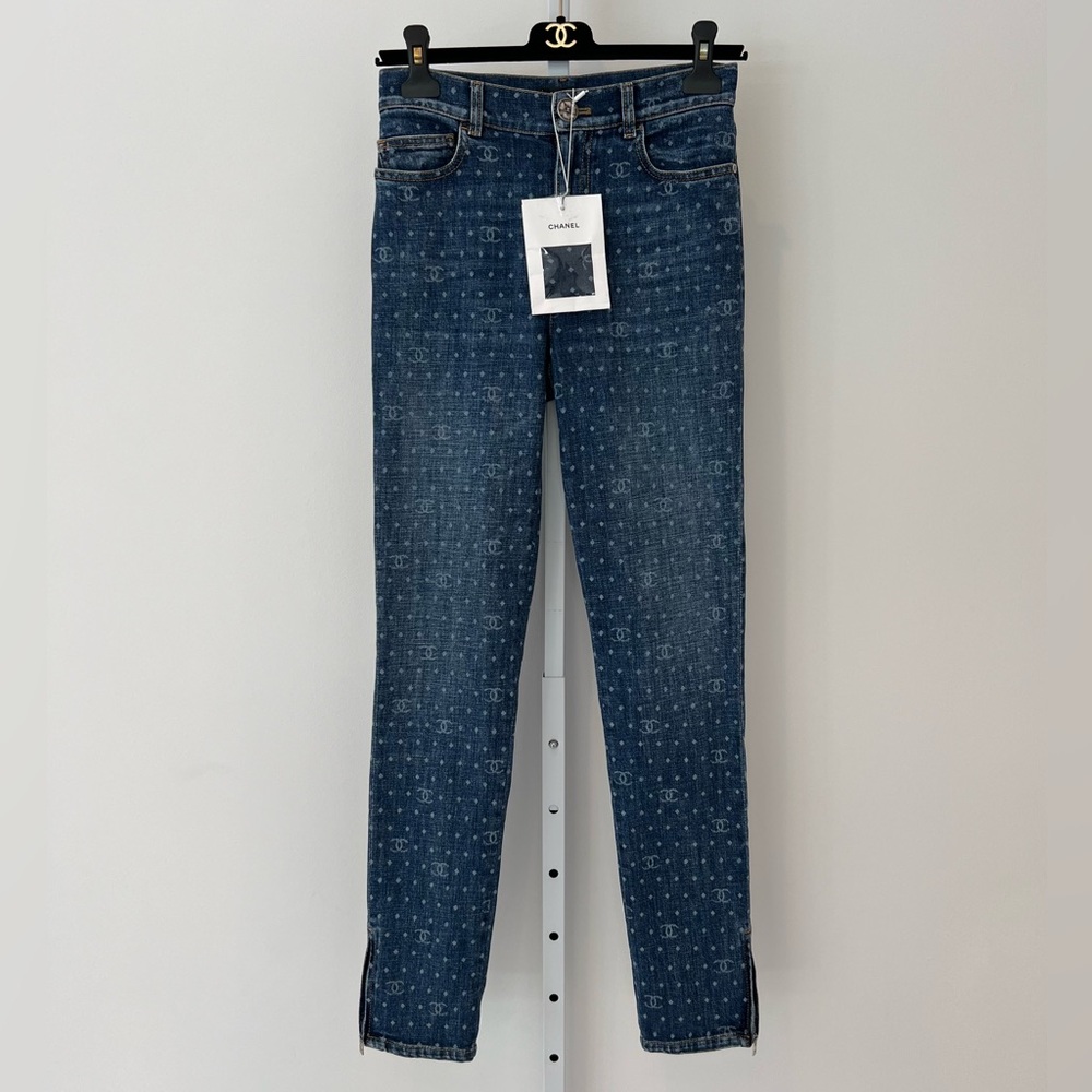 CHANEL 23P DARK BLUE & ECRU CC POLKADOT SKINNY JEANS FR 34/US 2 NWTS REATTACHED!